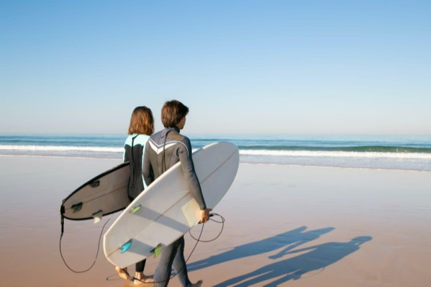 LQ_Blog_2-surfers-carrying-rented-surfboard-in-hands.png