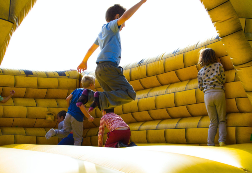 LQ_Blog_kids_bouncy_castle.png