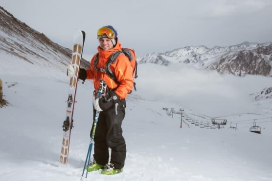 LQ_Blog_man_holding_skis_on_mountain.png