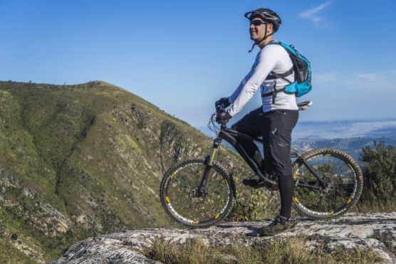 LQ_Blog_man_with_mountainbike_on_hill.png